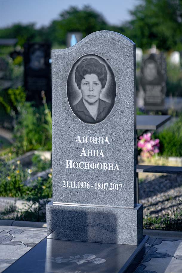 серый памятник